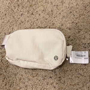 Lululemon Everywhere Belt belt Bag. NWT. White